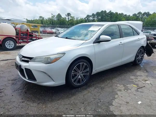 4T1BF1FK7GU195082 2016 TOYOTA CAMRY - Image 2