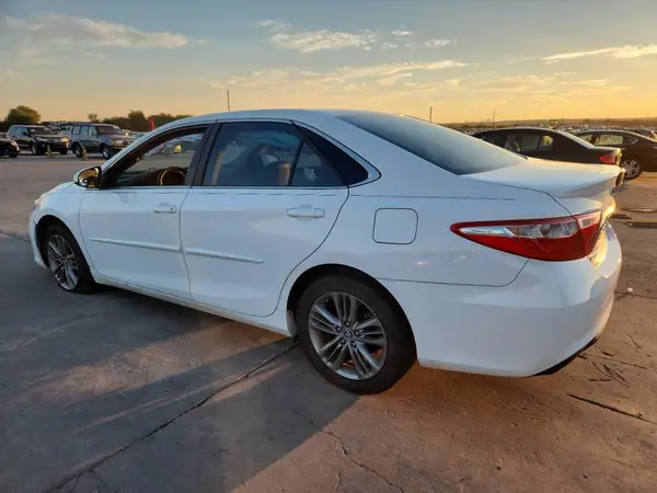 4T1BF1FK7GU502590 2016 TOYOTA CAMRY - Image 2