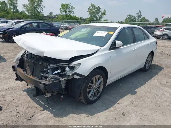 4T1BF1FK7GU526775 2016 TOYOTA CAMRY - Image 2