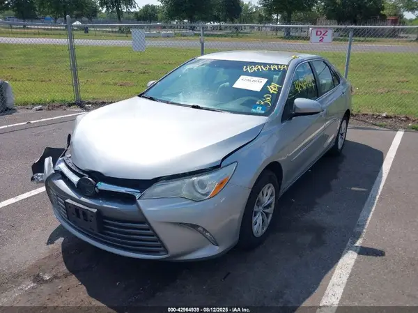 4T1BF1FK7GU558609 2016 TOYOTA CAMRY - Image 2