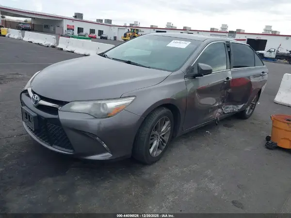 4T1BF1FK7HU375566 2017 TOYOTA CAMRY - Image 2