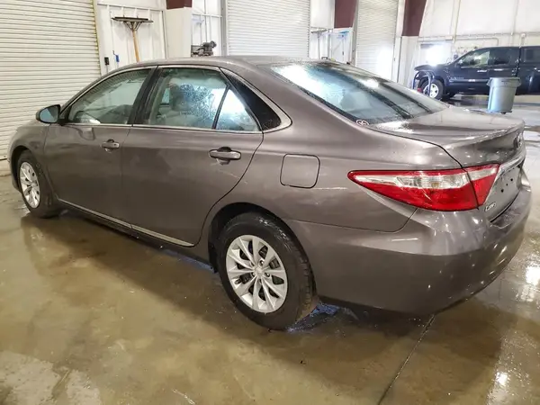 4T1BF1FK7HU618910 2017 TOYOTA CAMRY - Image 2