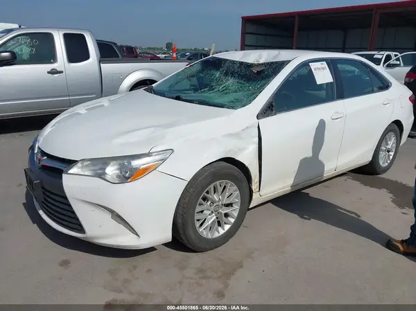 4T1BF1FK7HU659957 2017 TOYOTA CAMRY - Image 2