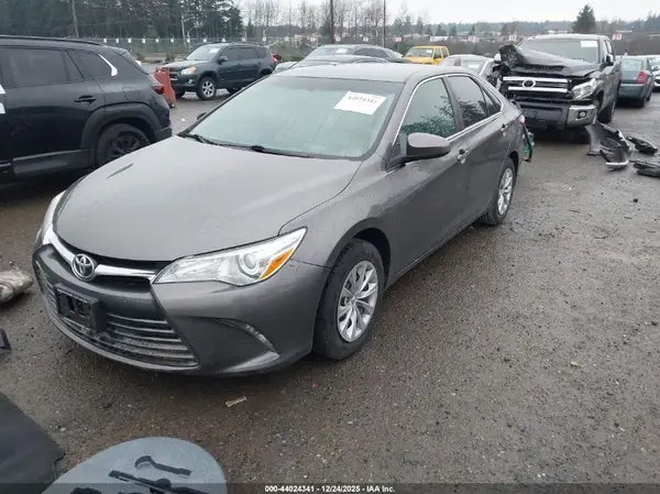 4T1BF1FK7HU669176 2017 TOYOTA CAMRY - Image 2