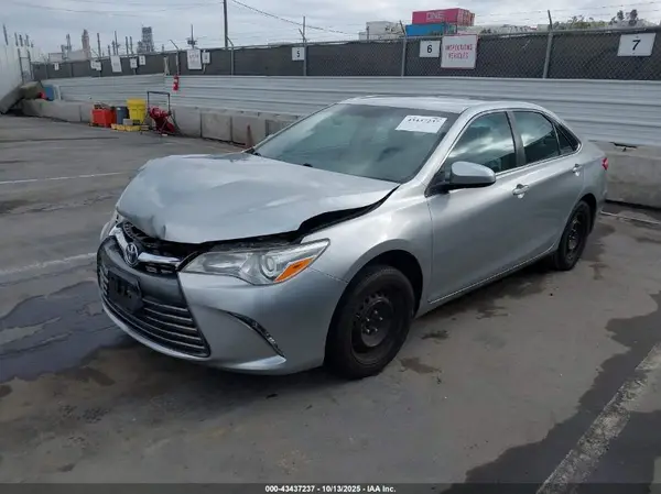 4T1BF1FK7HU751652 2017 TOYOTA CAMRY - Image 2