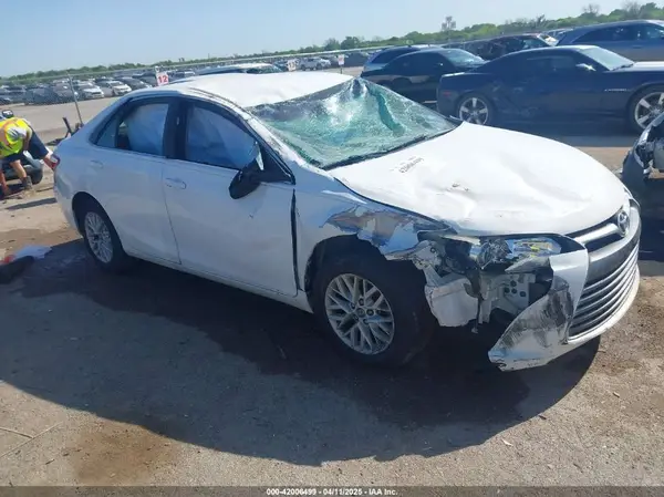 4T1BF1FK8GU157165 2016 TOYOTA CAMRY - Image 1