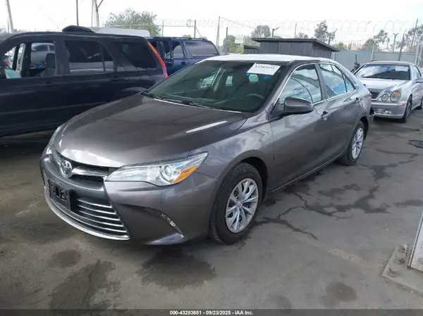 4T1BF1FK8HU703979 2017 TOYOTA CAMRY - Image 2
