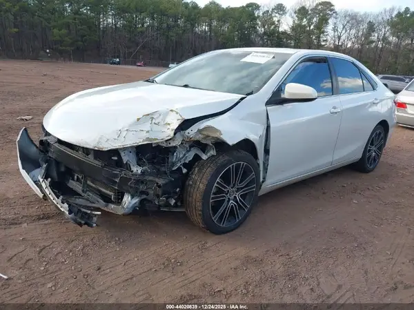 4T1BF1FK9GU173889 2016 TOYOTA CAMRY - Image 2