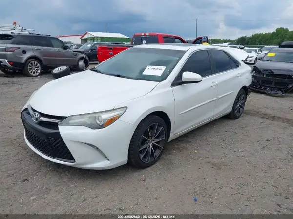4T1BF1FK9GU174136 2016 TOYOTA CAMRY - Image 2