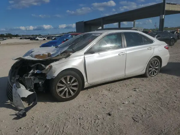 4T1BF1FK9GU236585 2016 TOYOTA CAMRY - Image 1