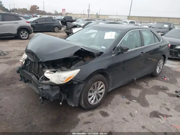 4T1BF1FK9HU633702 2017 TOYOTA CAMRY - Image 2