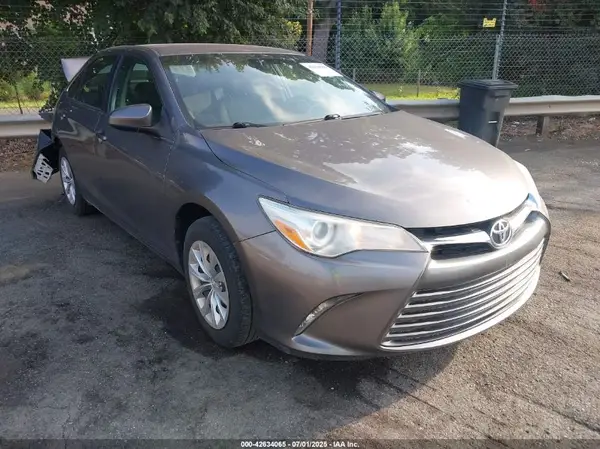 4T1BF1FK9HU760952 2017 TOYOTA CAMRY - Image 1