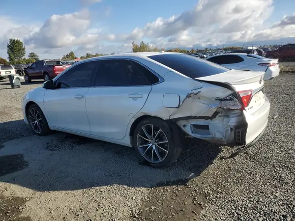 4T1BF1FKXGU140335 2016 TOYOTA CAMRY - Image 2