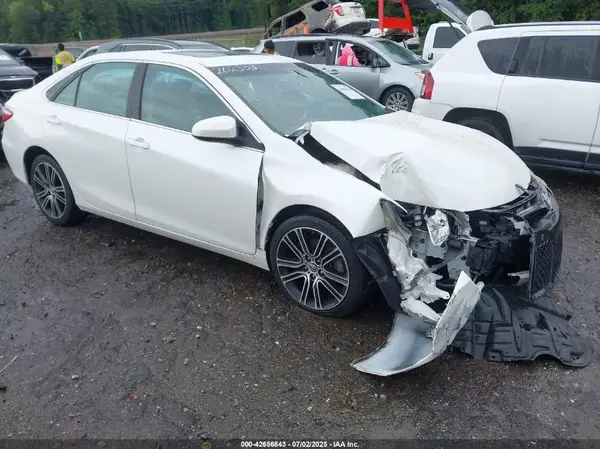 4T1BF1FKXGU143980 2016 TOYOTA CAMRY - Image 1