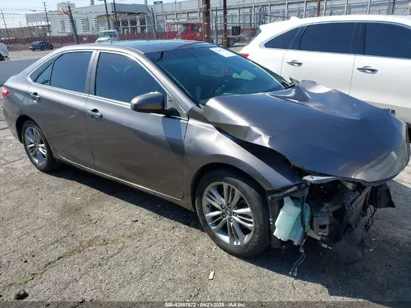 4T1BF1FKXGU242735 2016 TOYOTA CAMRY - Image 1