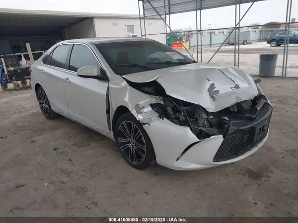 4T1BF1FKXGU552402 2016 TOYOTA CAMRY - Image 1