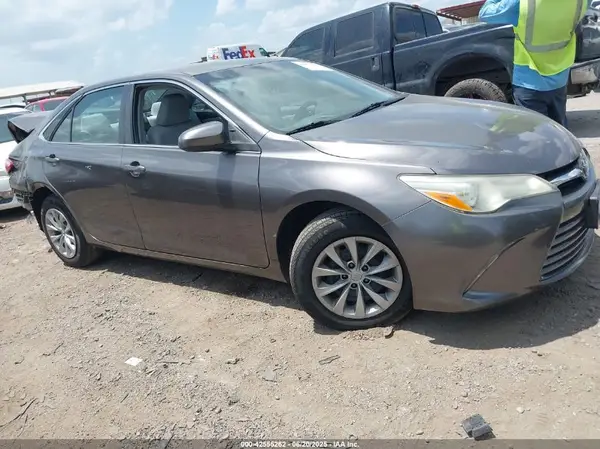 4T1BF1FKXHU300473 2017 TOYOTA CAMRY - Image 1
