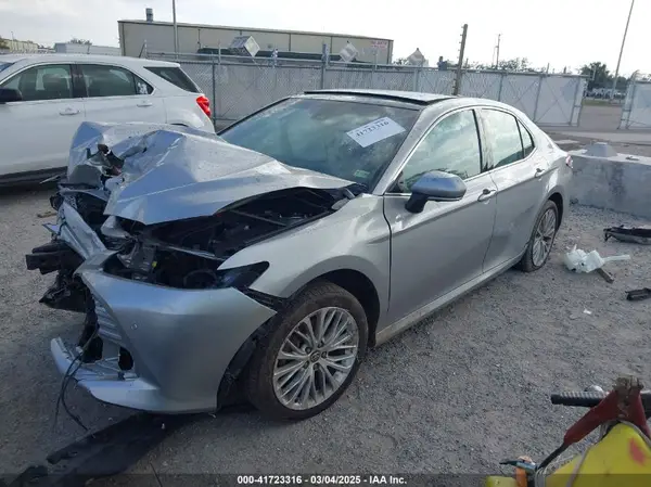 4T1BZ1HK0JU010060 2018 TOYOTA CAMRY - Image 2