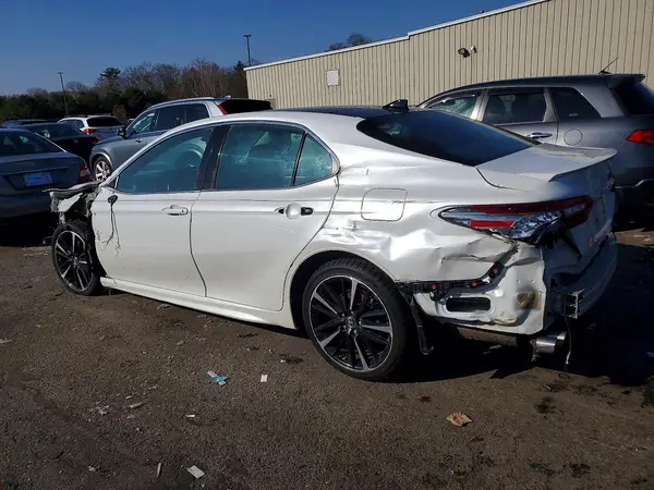 4T1BZ1HK0JU011662 2018 TOYOTA CAMRY - Image 2