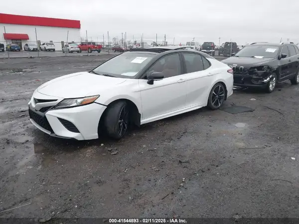 4T1BZ1HK0JU013105 2018 TOYOTA CAMRY - Image 2