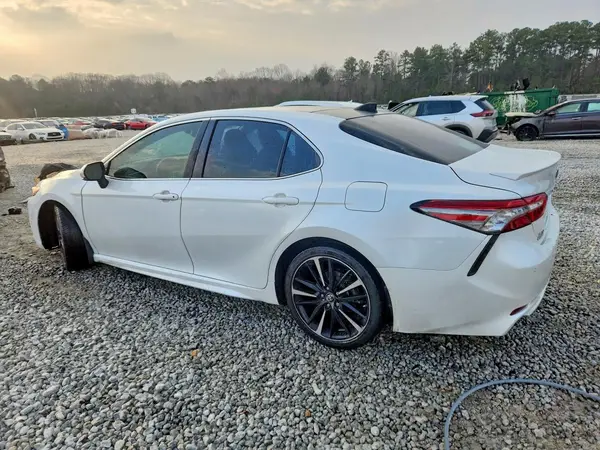 4T1BZ1HK0JU013685 2018 TOYOTA CAMRY - Image 2