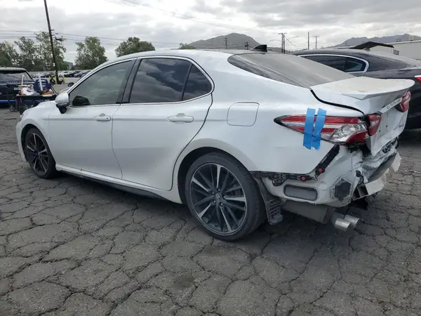 4T1BZ1HK0JU015954 2018 TOYOTA CAMRY - Image 2