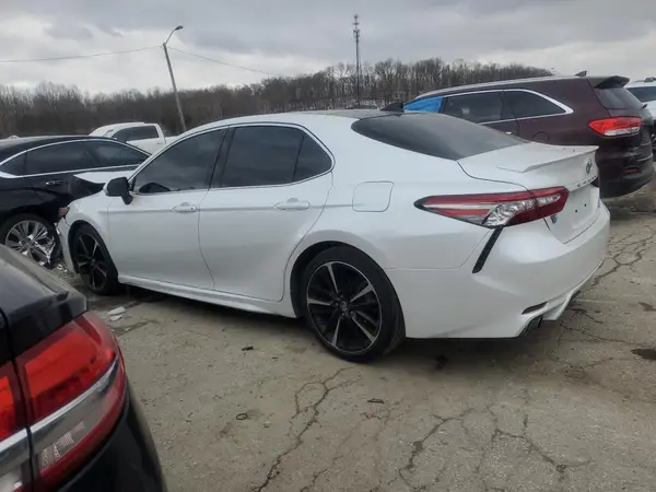 4T1BZ1HK1JU001349 2018 TOYOTA CAMRY - Image 2