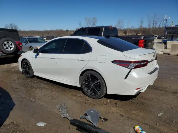 4T1BZ1HK1JU002050 2018 TOYOTA CAMRY - Image 2