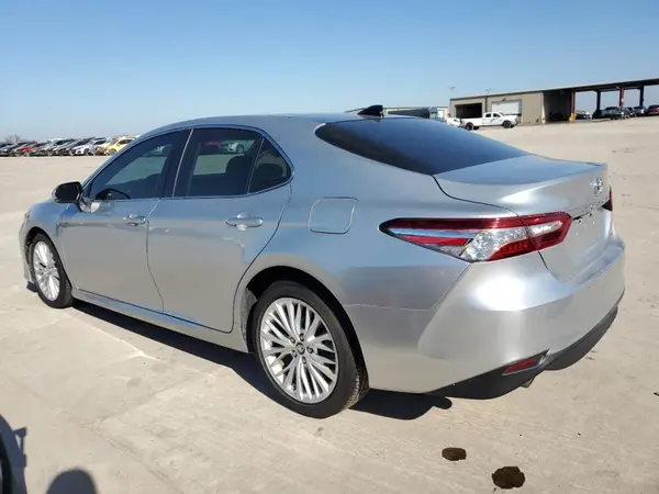 4T1BZ1HK1JU002212 2018 TOYOTA CAMRY - Image 2