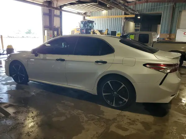 4T1BZ1HK1JU009449 2018 TOYOTA CAMRY - Image 2