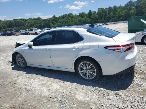 4T1BZ1HK1JU010634 2018 TOYOTA CAMRY - Image 2