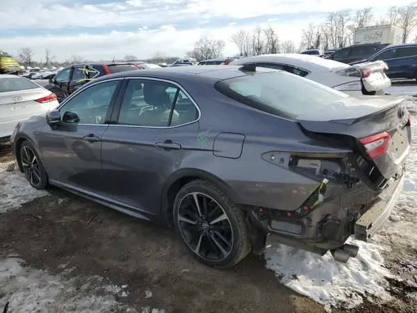 4T1BZ1HK1JU010763 2018 TOYOTA CAMRY - Image 2