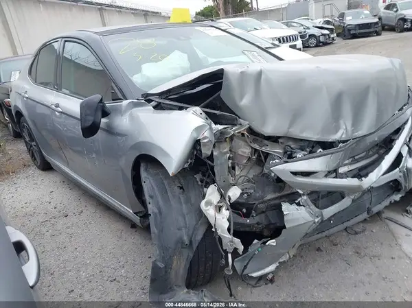 4T1BZ1HK1JU011069 2018 TOYOTA CAMRY - Image 1