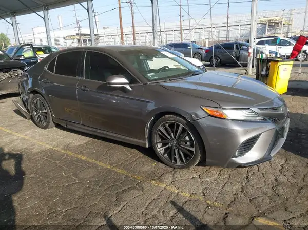 4T1BZ1HK1JU015946 2018 TOYOTA CAMRY - Image 1