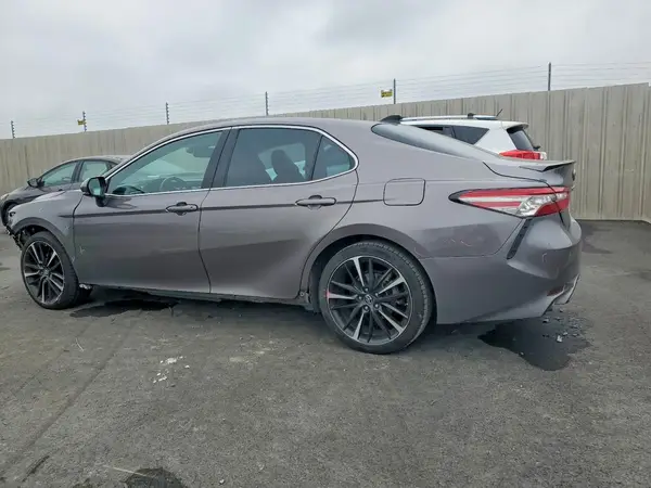 4T1BZ1HK1JU016496 2018 TOYOTA CAMRY - Image 2