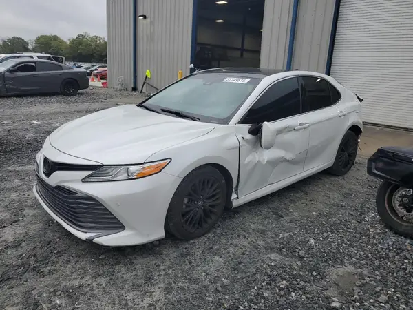 4T1BZ1HK1JU018104 2018 TOYOTA CAMRY - Image 1