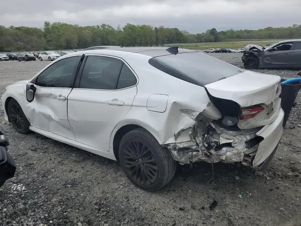 4T1BZ1HK1JU018104 2018 TOYOTA CAMRY - Image 2