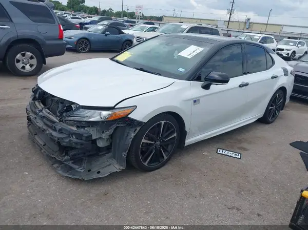 4T1BZ1HK1JU019446 2018 TOYOTA CAMRY - Image 2