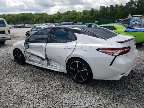 4T1BZ1HK1JU020354 2018 TOYOTA CAMRY - Image 2