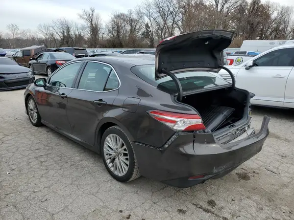 4T1BZ1HK2JU001442 2018 TOYOTA CAMRY - Image 2