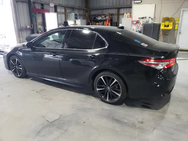 4T1BZ1HK2JU006866 2018 TOYOTA CAMRY - Image 2