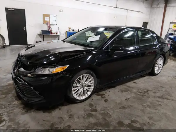 4T1BZ1HK2JU009587 2018 TOYOTA CAMRY - Image 2