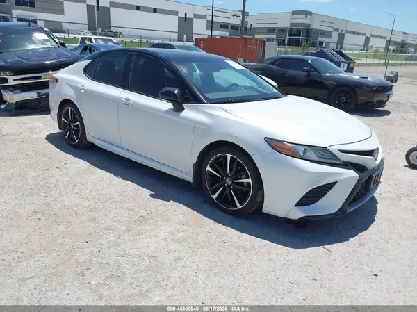 4T1BZ1HK2JU010996 2018 TOYOTA CAMRY - Image 1