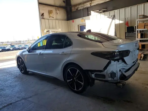 4T1BZ1HK2JU012165 2018 TOYOTA CAMRY - Image 2