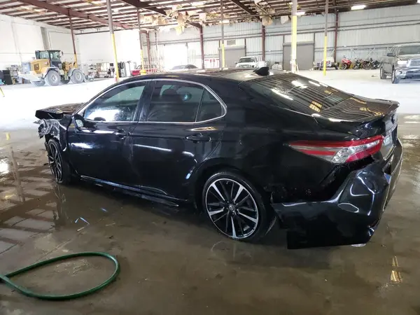 4T1BZ1HK2JU013185 2018 TOYOTA CAMRY - Image 2