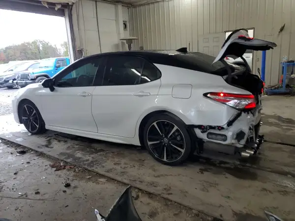 4T1BZ1HK2JU017415 2018 TOYOTA CAMRY - Image 2