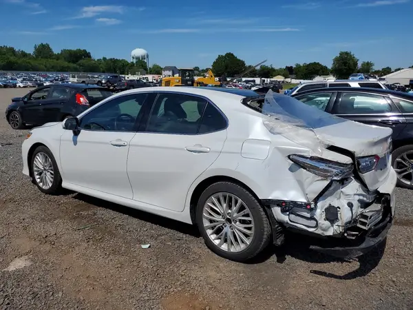 4T1BZ1HK2JU017799 2018 TOYOTA CAMRY - Image 2