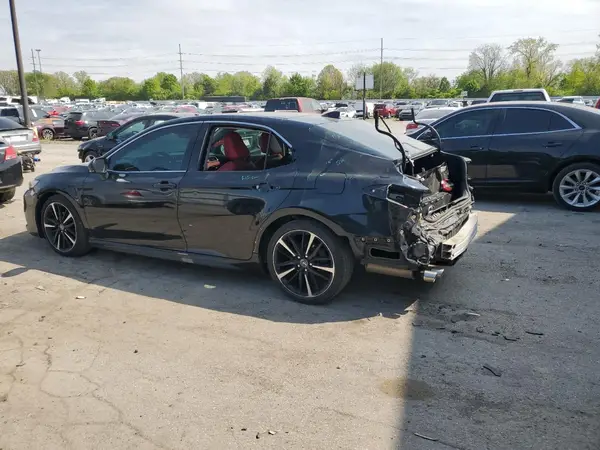 4T1BZ1HK2JU018256 2018 TOYOTA CAMRY - Image 2