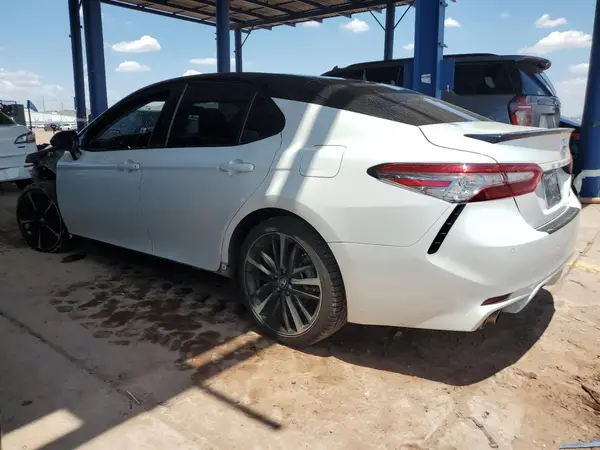 4T1BZ1HK2JU019262 2018 TOYOTA CAMRY - Image 2