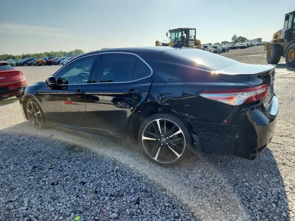 4T1BZ1HK2JU019858 2018 TOYOTA CAMRY - Image 2